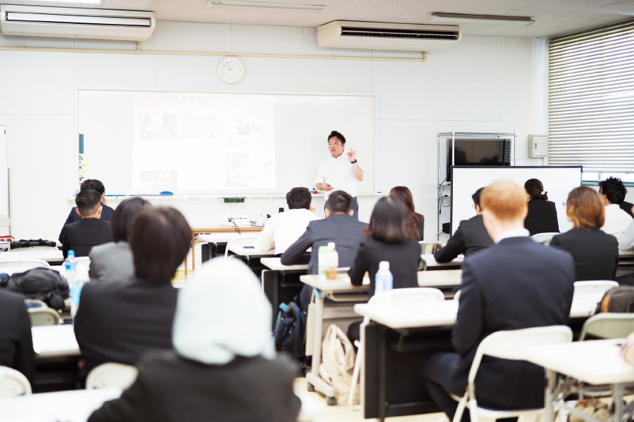 国際ビジネス科 国際キャリアコース 学科紹介 Fflc 福岡外語専門学校 日本人と多国籍留学生が学ぶ語学専門学校