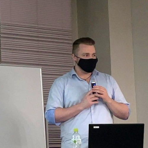 卒業生が講演会を行いました