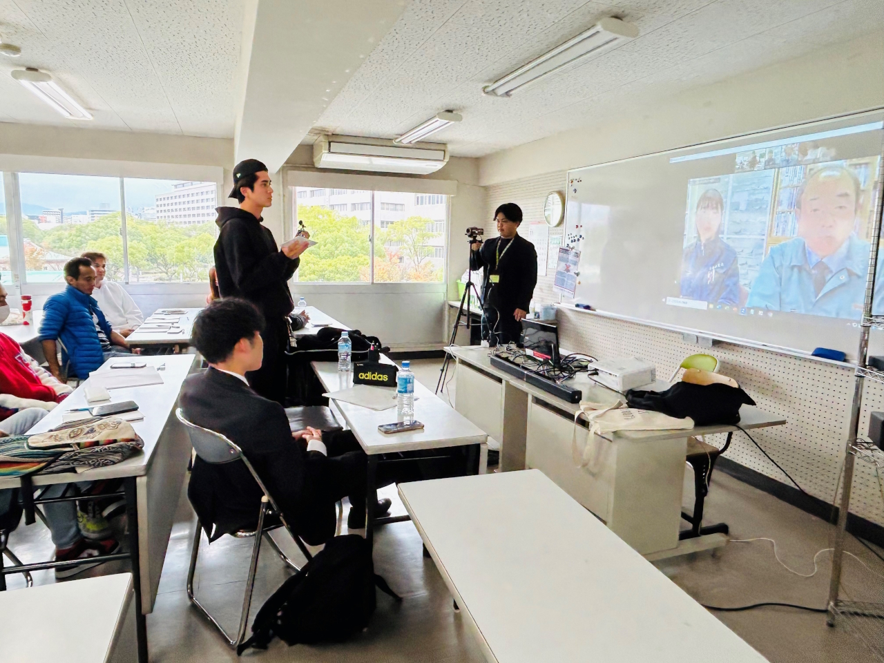 国際キャリアコースと英語科の合同授業・11月30日